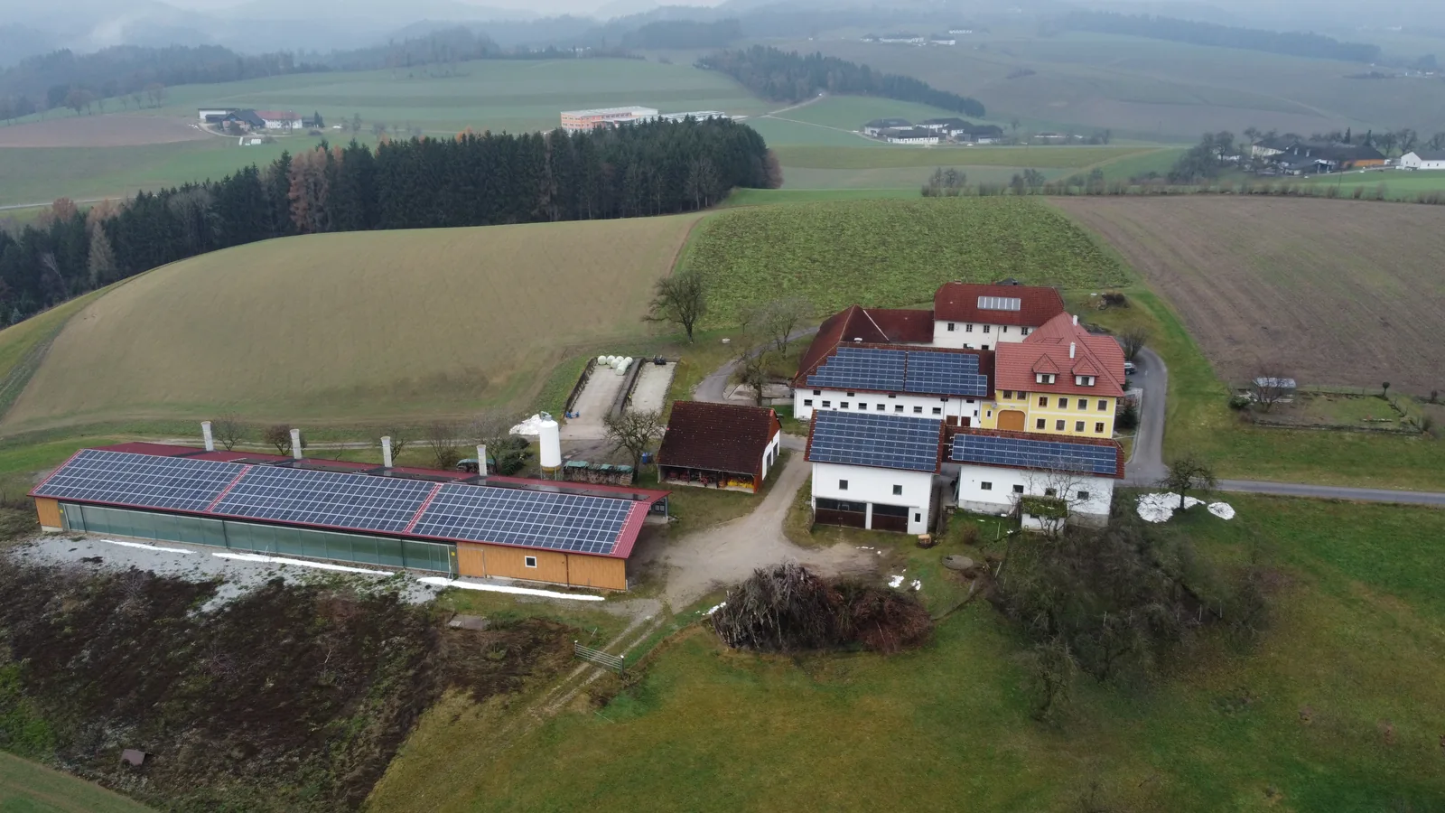 Photovoltaikanlagen auf den Dächern des Hofes