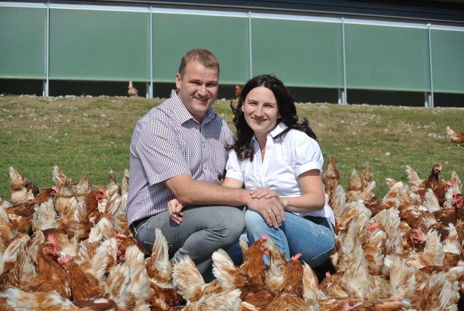 Bernadette und Thomas Hackl-Lehner bei ihren Freilandhühnern